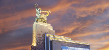 MOSCOW, RUSSIA - Haziran 05 2021: Ünlü Sovyet anıtı Rabochiy i Kolkhoznitsa (İşçi ve Kolkhoz Kadını veya İşçi ve Kolektif Çiftçi) heykeltıraş Vera Mukhina, Moskova, Rusya. 1937 'de yapılmış.   