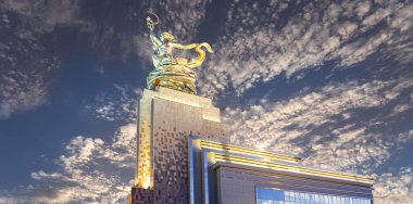 MOSCOW, RUSSIA - Haziran 05 2021: Ünlü Sovyet anıtı Rabochiy i Kolkhoznitsa (İşçi ve Kolkhoz Kadını veya İşçi ve Kolektif Çiftçi) heykeltıraş Vera Mukhina, Moskova, Rusya. 1937 'de yapılmış.   