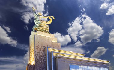 MOSCOW, RUSSIA - Haziran 05 2021: Ünlü Sovyet anıtı Rabochiy i Kolkhoznitsa (İşçi ve Kolkhoz Kadını veya İşçi ve Kolektif Çiftçi) heykeltıraş Vera Mukhina, Moskova, Rusya. 1937 'de yapılmış.   