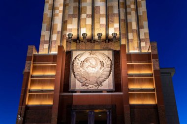 MOSCOW, RUSSIA - Haziran 05 2021: Sovyet anıtı Rabochiy i Kolkhoznitsa (İşçi ve Kolkhoz Kadını veya İşçi ve Kolektif Çiftçi) üzerine SSCB amblemi, 1937 yılında yapılmış 