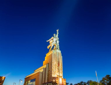 MOSCOW, RUSSIA - Haziran 05 2021: Ünlü Sovyet anıtı Rabochiy i Kolkhoznitsa (İşçi ve Kolkhoz Kadını veya İşçi ve Kolektif Çiftçi) heykeltıraş Vera Mukhina, Moskova, Rusya. 1937 'de yapılmış.   