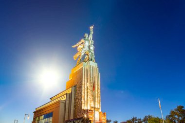 MOSCOW, RUSSIA - Haziran 05 2021: Ünlü Sovyet anıtı Rabochiy i Kolkhoznitsa (İşçi ve Kolkhoz Kadını veya İşçi ve Kolektif Çiftçi) heykeltıraş Vera Mukhina, Moskova, Rusya. 1937 'de yapılmış.   