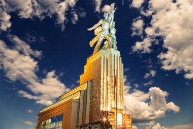 MOSCOW, RUSSIA - Haziran 05 2021: Ünlü Sovyet anıtı Rabochiy i Kolkhoznitsa (İşçi ve Kolkhoz Kadını veya İşçi ve Kolektif Çiftçi) heykeltıraş Vera Mukhina, Moskova, Rusya. 1937 'de yapılmış.   