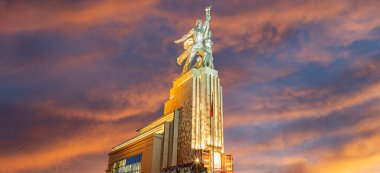 MOSCOW, RUSSIA - Haziran 05 2021: Ünlü Sovyet anıtı Rabochiy i Kolkhoznitsa (İşçi ve Kolkhoz Kadını veya İşçi ve Kolektif Çiftçi) heykeltıraş Vera Mukhina, Moskova, Rusya. 1937 'de yapılmış.   