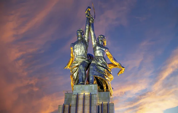 Moscow Russia Ιουνιοσ 2021 Διάσημο Σοβιετικό Μνημείο Ramobochiy Kolkhoznitsa Εργάτης — Φωτογραφία Αρχείου