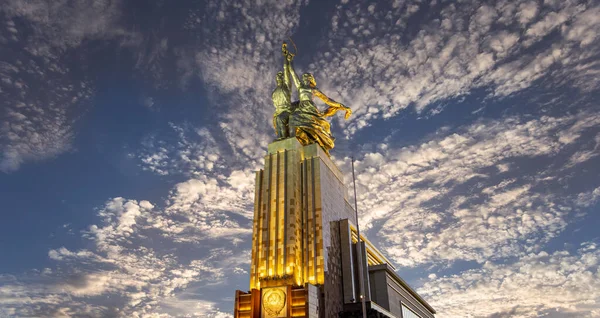 MOSCOW, RUSSIA - Haziran 05 2021: Ünlü Sovyet anıtı Rabochiy i Kolkhoznitsa (İşçi ve Kolkhoz Kadını veya İşçi ve Kolektif Çiftçi) heykeltıraş Vera Mukhina, Moskova, Rusya. 1937 'de yapılmış.   