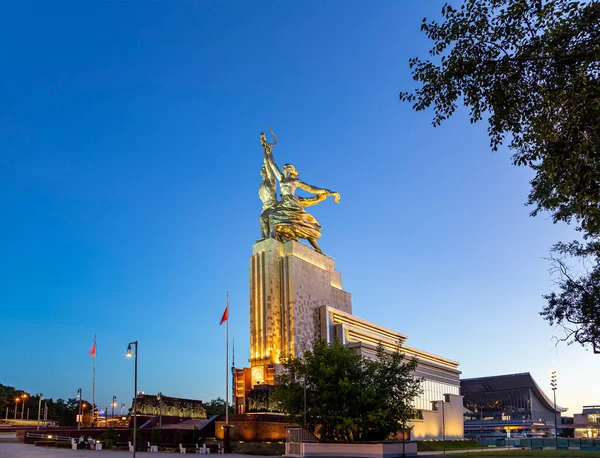 MOSCOW, RUSSIA - Haziran 05 2021: Ünlü Sovyet anıtı Rabochiy i Kolkhoznitsa (İşçi ve Kolkhoz Kadını veya İşçi ve Kolektif Çiftçi) heykeltıraş Vera Mukhina, Moskova, Rusya. 1937 'de yapılmış.   