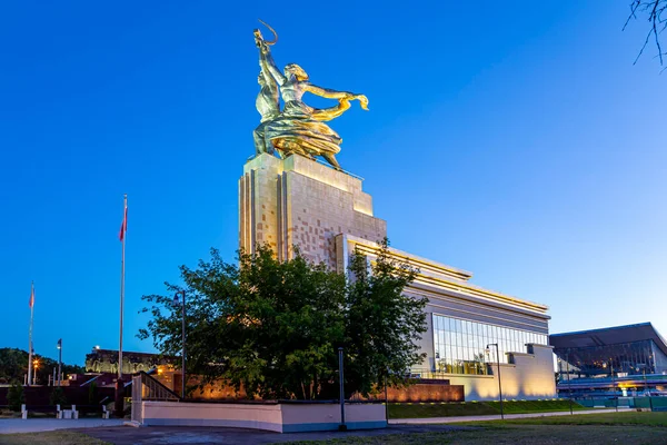 Moscú Rusia Junio 2021 Famoso Monumento Soviético Rabochiy Kolkhoznitsa Trabajadora —  Fotos de Stock