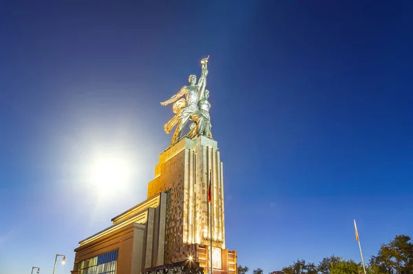 Mosca Russia Giugno 2021 Famoso Monumento Sovietico Rabochiy Kolkhoznitsa Lavoratore — Foto Stock