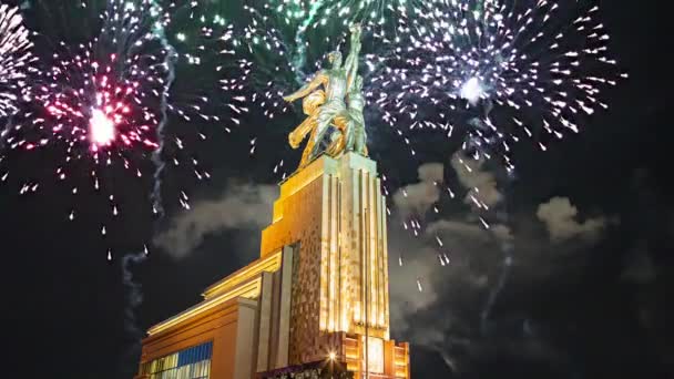 Moskau Russland Mai 2021 Farbenfrohes Feuerwerk Und Sowjetisches Denkmal Rabotschij — Stockvideo