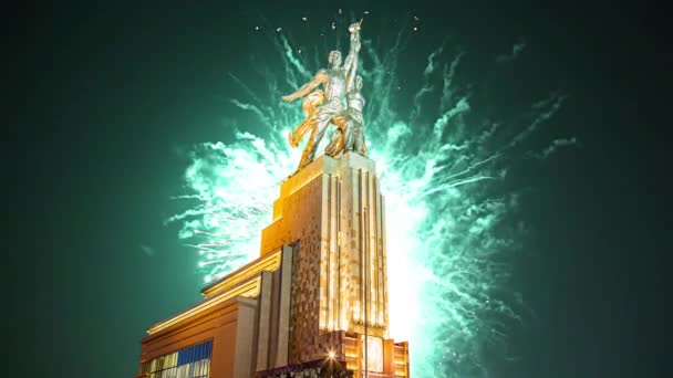 Moskou Russie Mei 2021 Feestelijke Kleurrijke Vuurwerk Sovjetmonument Rabochiy Kolchoznitsa — Stockvideo