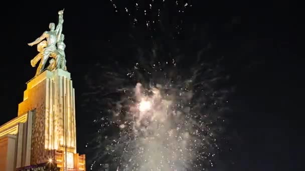 Moskau Russland Mai 2021 Farbenfrohes Feuerwerk Und Sowjetisches Denkmal Rabotschij — Stockvideo