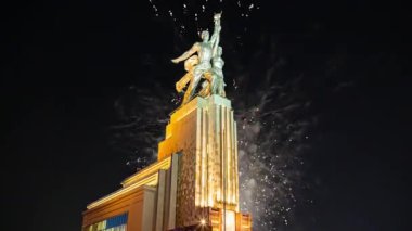 MOSCOW, RUSSIA - MAYIS, 09 2021: Rabochiy i Kolkhoznitsa (İşçi ve Kolkhoz Kadını veya İşçi ve Kolektif Çiftçi) heykeltraş Vera Mukhina, Moskova 'da 1937 yılında yapılmış, Sovyet yapımı renkli havai fişekler ve Sovyet anıtı. 