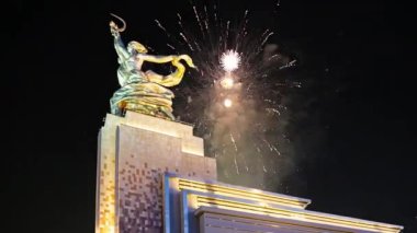 MOSCOW, RUSSIA - MAYIS, 09 2021: Rabochiy i Kolkhoznitsa (İşçi ve Kolkhoz Kadını veya İşçi ve Kolektif Çiftçi) heykeltraş Vera Mukhina, Moskova 'da 1937 yılında yapılmış, Sovyet yapımı renkli havai fişekler ve Sovyet anıtı. 