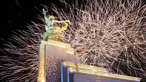 Moskou Russie Mei 2021 Feestelijke Kleurrijke Vuurwerk Sovjetmonument Rabochiy Kolchoznitsa — Stockvideo