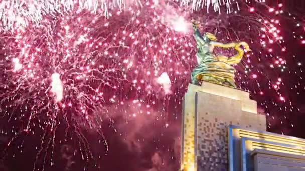 Μόσχα Ρωσία Μάιος 2021 Γιορταστικά Πολύχρωμα Πυροτεχνήματα Και Σοβιετικό Μνημείο — Αρχείο Βίντεο
