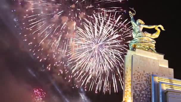 Μόσχα Ρωσία Μάιος 2021 Γιορταστικά Πολύχρωμα Πυροτεχνήματα Και Σοβιετικό Μνημείο — Αρχείο Βίντεο