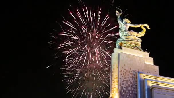 Moskou Russie Mei 2021 Feestelijke Kleurrijke Vuurwerk Sovjetmonument Rabochiy Kolchoznitsa — Stockvideo