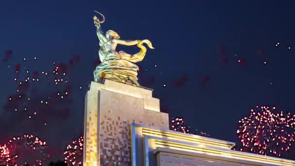 Москва Россия Мая 2021 Праздничный Красочный Фейерверк Советский Памятник Рабочий — стоковое видео