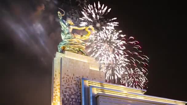 Moskou Russie Mei 2021 Feestelijke Kleurrijke Vuurwerk Sovjetmonument Rabochiy Kolchoznitsa — Stockvideo