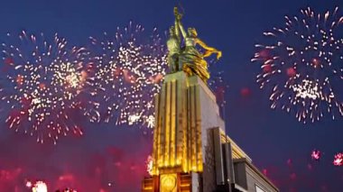 MOSCOW, RUSSIA - MAYIS, 09 2021: Rabochiy i Kolkhoznitsa (İşçi ve Kolkhoz Kadını veya İşçi ve Kolektif Çiftçi) heykeltraş Vera Mukhina, Moskova 'da 1937 yılında yapılmış, Sovyet yapımı renkli havai fişekler ve Sovyet anıtı. 
