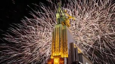 MOSCOW, RUSSIA - MAYIS, 09 2021: Rabochiy i Kolkhoznitsa (İşçi ve Kolkhoz Kadını veya İşçi ve Kolektif Çiftçi) heykeltraş Vera Mukhina, Moskova 'da 1937 yılında yapılmış, Sovyet yapımı renkli havai fişekler ve Sovyet anıtı. 