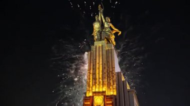 MOSCOW, RUSSIA - MAYIS, 09 2021: Rabochiy i Kolkhoznitsa (İşçi ve Kolkhoz Kadını veya İşçi ve Kolektif Çiftçi) heykeltraş Vera Mukhina, Moskova 'da 1937 yılında yapılmış, Sovyet yapımı renkli havai fişekler ve Sovyet anıtı. 
