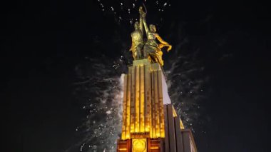 MOSCOW, RUSSIA - MAYIS, 09 2021: Rabochiy i Kolkhoznitsa (İşçi ve Kolkhoz Kadını veya İşçi ve Kolektif Çiftçi) heykeltraş Vera Mukhina, Moskova 'da 1937 yılında yapılmış, Sovyet yapımı renkli havai fişekler ve Sovyet anıtı. 