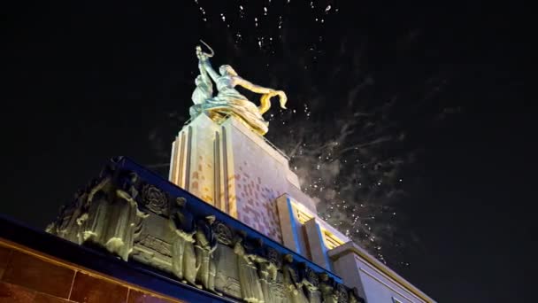 Moskou Russie Mei 2021 Feestelijke Kleurrijke Vuurwerk Sovjetmonument Rabochiy Kolchoznitsa — Stockvideo