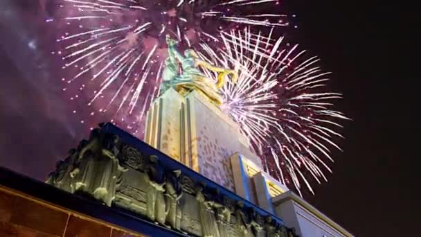 モスクワ ロシア 2021年5月9日 カラフルな花火とソ連の記念碑彫刻家ヴェラ ムキナ モスクワ ロシアのRabchiy Kolkhoznitsa 労働者とKolkhoz女性または労働者と労働者の農民 1937年製 — ストック動画