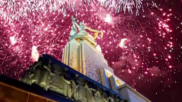 Moskau Russland Mai 2021 Farbenfrohes Feuerwerk Und Sowjetisches Denkmal Rabotschij — Stockvideo