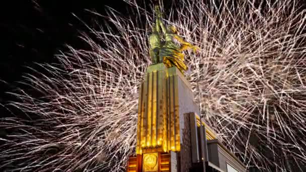 Moskou Russie Mei 2021 Feestelijke Kleurrijke Vuurwerk Sovjetmonument Rabochiy Kolchoznitsa — Stockvideo