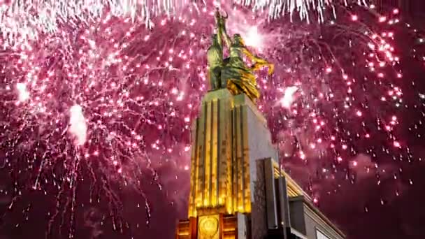 Moskou Russie Mei 2021 Feestelijke Kleurrijke Vuurwerk Sovjetmonument Rabochiy Kolchoznitsa — Stockvideo