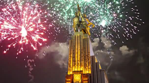 Moskau Russland Mai 2021 Farbenfrohes Feuerwerk Und Sowjetisches Denkmal Rabotschij — Stockvideo