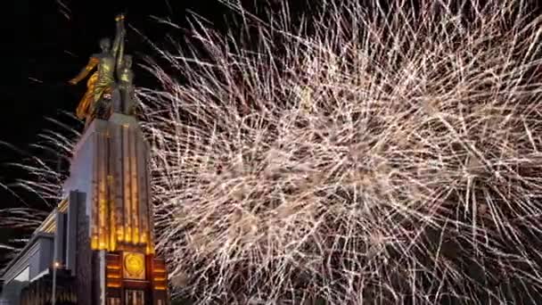 Moskau Russland Mai 2021 Farbenfrohes Feuerwerk Und Sowjetisches Denkmal Rabotschij — Stockvideo