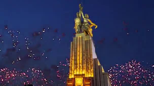 Moskou Russie Mei 2021 Feestelijke Kleurrijke Vuurwerk Sovjetmonument Rabochiy Kolchoznitsa — Stockvideo