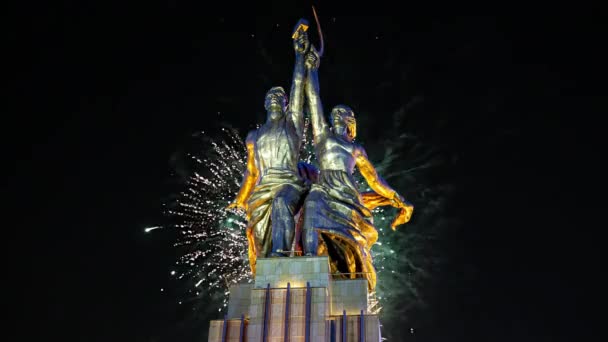 Moskau Russland Mai 2021 Farbenfrohes Feuerwerk Und Sowjetisches Denkmal Rabotschij — Stockvideo