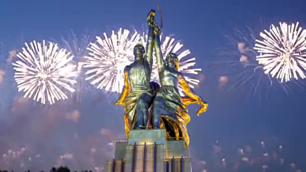 Moskou Russie Mei 2021 Feestelijke Kleurrijke Vuurwerk Sovjetmonument Rabochiy Kolchoznitsa — Stockvideo