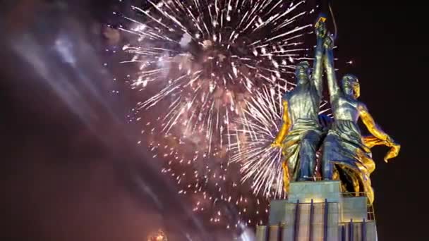Москва Россия Мая 2021 Праздничный Красочный Фейерверк Советский Памятник Рабочий — стоковое видео