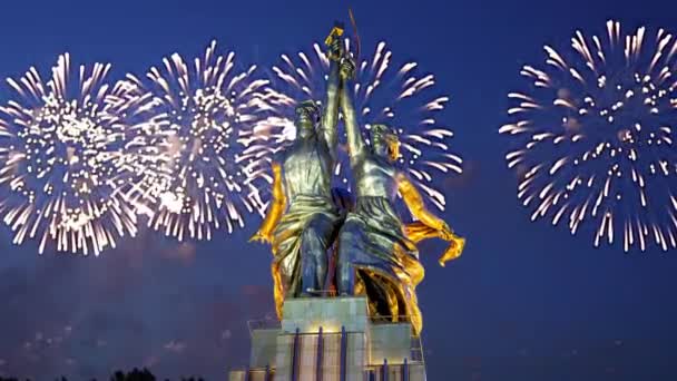 俄克拉荷马州莫斯科市莫斯科市 2021年5月9日 俄罗斯莫斯科市雕塑家维拉 穆赫纳的 Rabochiy Kolkhoznitsa 工人与科尔霍兹妇女或工人与集体农庄 的五彩缤纷烟火与苏联纪念碑 — 图库视频影像