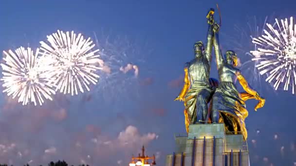 モスクワ ロシア 2021年5月9日 カラフルな花火とソ連の記念碑彫刻家ヴェラ ムキナ モスクワ ロシアのRabchiy Kolkhoznitsa 労働者とKolkhoz女性または労働者と労働者の農民 1937年製 — ストック動画