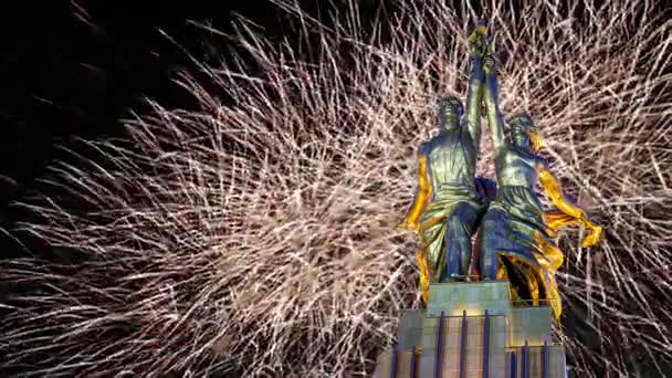 Moskou Russie Mei 2021 Feestelijke Kleurrijke Vuurwerk Sovjetmonument Rabochiy Kolchoznitsa — Stockvideo