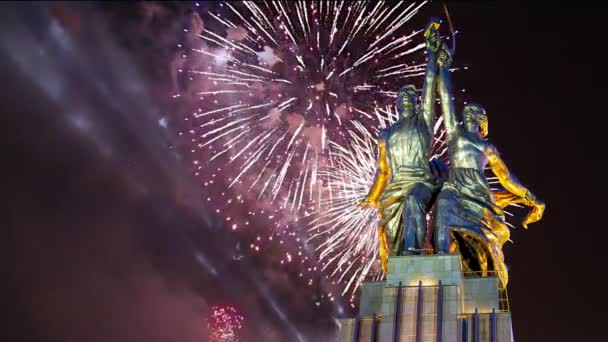 Moskou Russie Mei 2021 Feestelijke Kleurrijke Vuurwerk Sovjetmonument Rabochiy Kolchoznitsa — Stockvideo