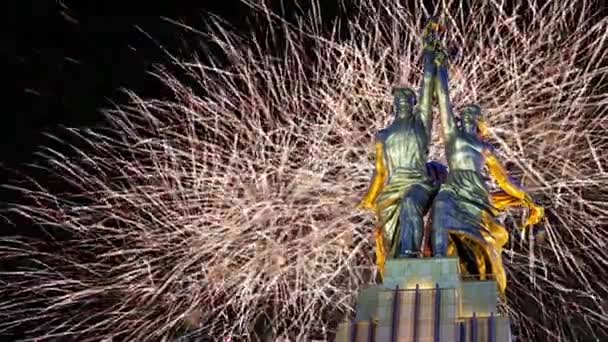 Moskou Russie Mei 2021 Feestelijke Kleurrijke Vuurwerk Sovjetmonument Rabochiy Kolchoznitsa — Stockvideo