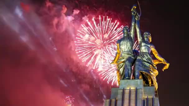 Moskou Russie Mei 2021 Feestelijke Kleurrijke Vuurwerk Sovjetmonument Rabochiy Kolchoznitsa — Stockvideo