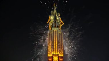 MOSCOW, RUSSIA - MAYIS, 09 2021: Rabochiy i Kolkhoznitsa (İşçi ve Kolkhoz Kadını veya İşçi ve Kolektif Çiftçi) heykeltraş Vera Mukhina, Moskova 'da 1937 yılında yapılmış, Sovyet yapımı renkli havai fişekler ve Sovyet anıtı. 