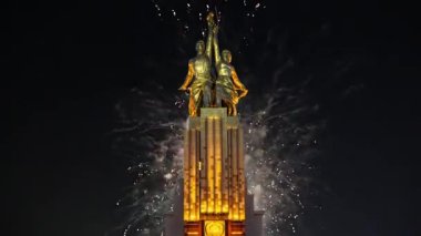 MOSCOW, RUSSIA - MAYIS, 09 2021: Rabochiy i Kolkhoznitsa (İşçi ve Kolkhoz Kadını veya İşçi ve Kolektif Çiftçi) heykeltraş Vera Mukhina, Moskova 'da 1937 yılında yapılmış, Sovyet yapımı renkli havai fişekler ve Sovyet anıtı. 