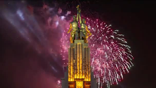 Moskau Russland Mai 2021 Farbenfrohes Feuerwerk Und Sowjetisches Denkmal Rabotschij — Stockvideo