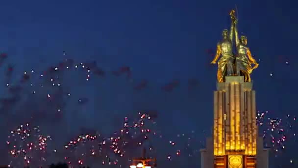 Moskou Russie Mei 2021 Feestelijke Kleurrijke Vuurwerk Sovjetmonument Rabochiy Kolchoznitsa — Stockvideo