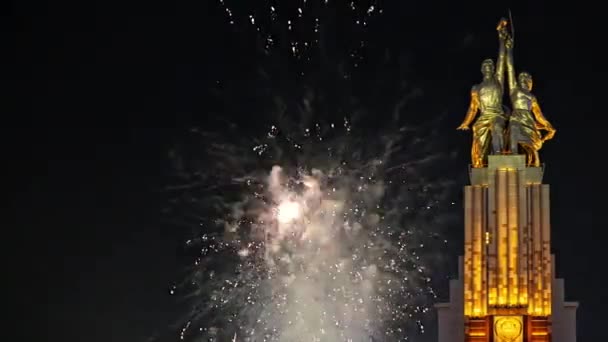 Moskau Russland Mai 2021 Farbenfrohes Feuerwerk Und Sowjetisches Denkmal Rabotschij — Stockvideo